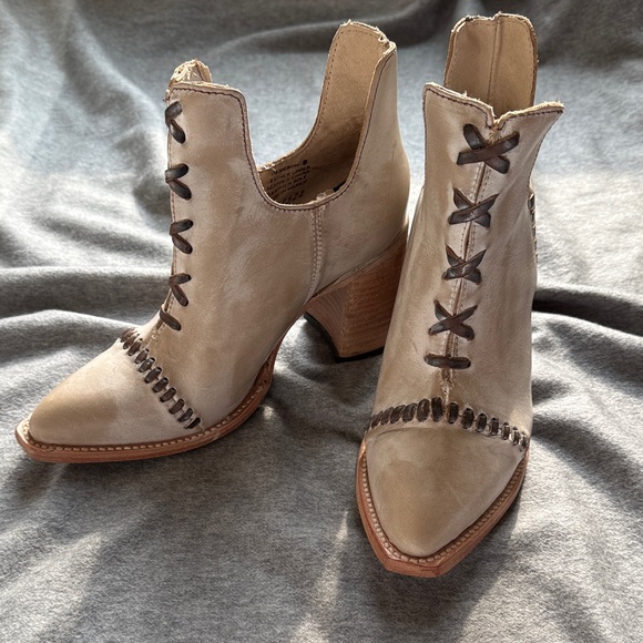 Freebird by Steven Beige Ankle Boots with Brown Accents - Picture 1 of 7